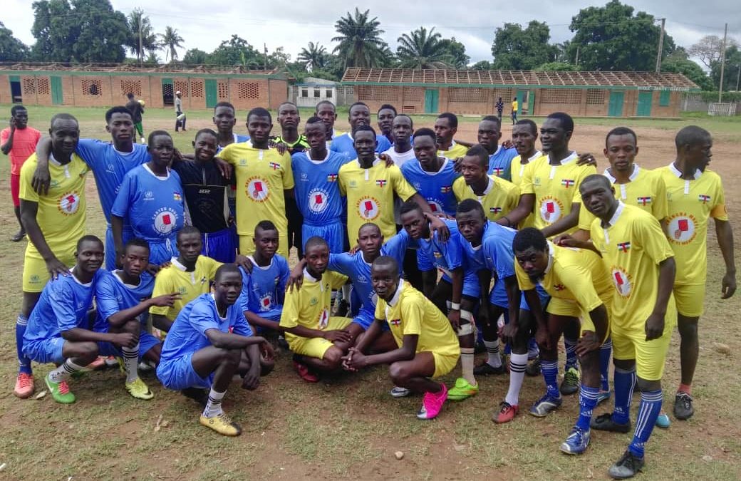 Christian, artisan de paix reunit des jeunes de deux quartiers grace a un match de football